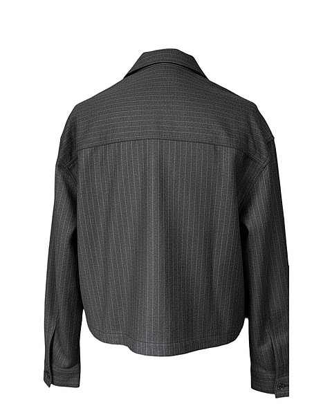 Camicia grigia a righe gessate dalla moderna linea boxy 
