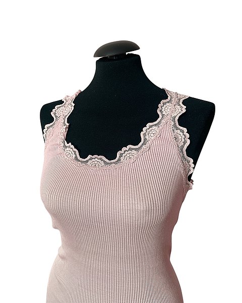 Top classico in seta con pizzo, color cipria