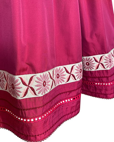Wunderschönes, rotes Dirndl in Midi-Länge