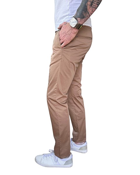 Chino alla moda in marrone nocciola 