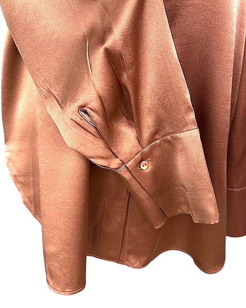 Raffinata camicia in seta in un'elegante tonalità cognac