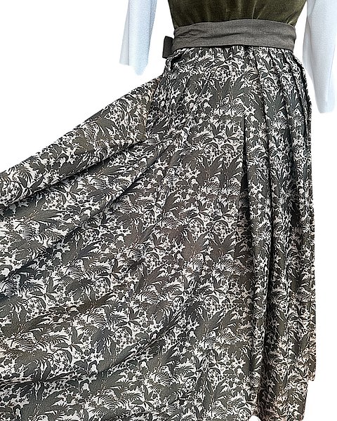 Eleganza femminile – Dirndl in verde scuro e crema