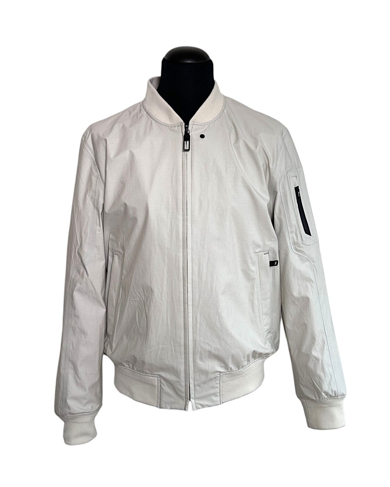 Moderne Bomberjacke in einem sehr hellen Beigeton