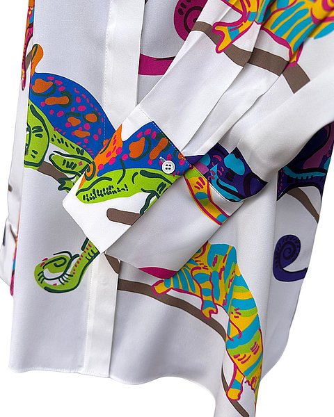 Seidenbluse in Ecru mit buntem Chamäleon-Print