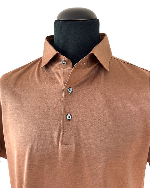 Edles Polo in braun mit Seidenglaz und Kragendetail