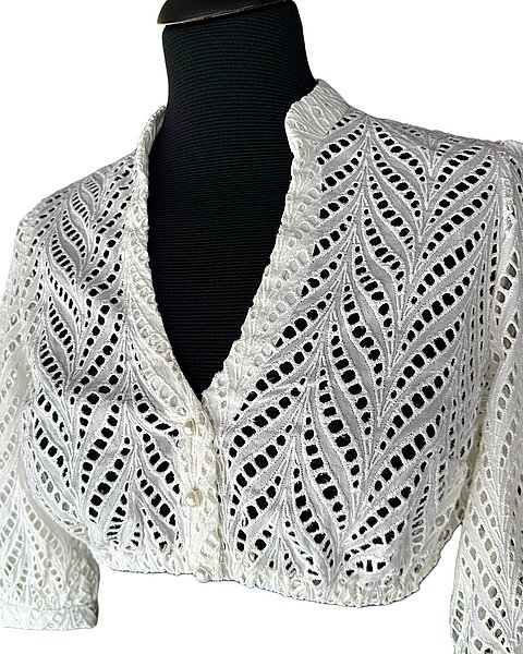 Moderne, elegante Dirndlbluse mit Lochmuster in ecru
