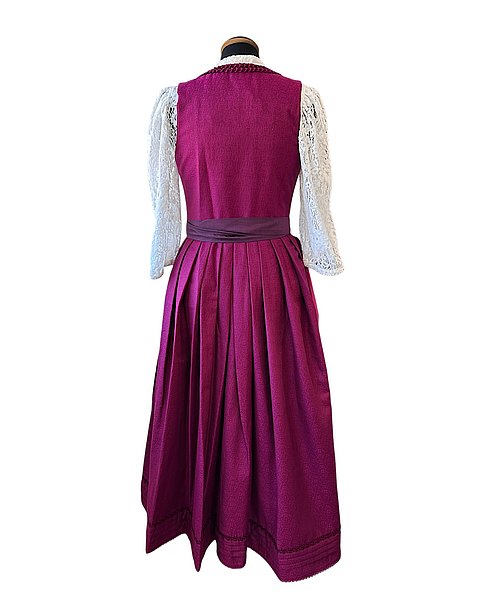 Wunderschönes, langes Dirndl in Himbeere mit passender Schürze
