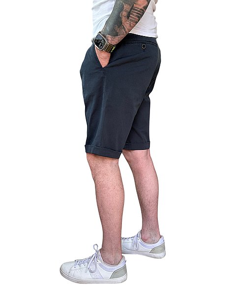 Stylische Bermuda mit Bundfalte, dunkelblau