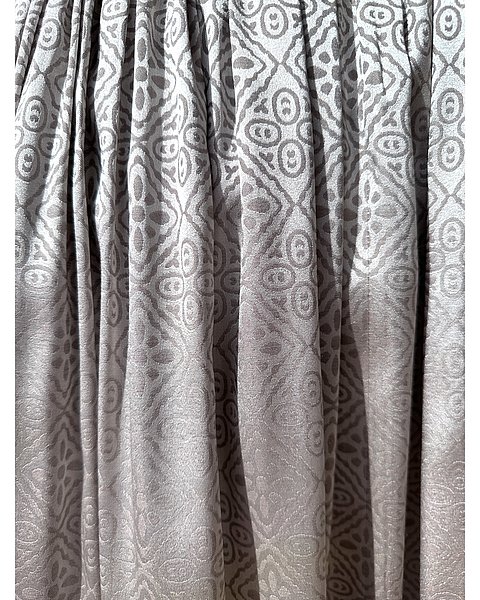 Edles Dirndl in taupe mit Seidenrock in Midi-Länge