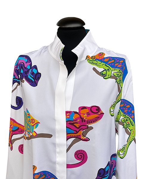 Seidenbluse in Ecru mit buntem Chamäleon-Print
