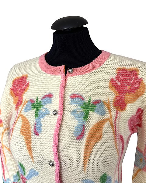 Modische Strickjacke in Creme mit floralem Muster
