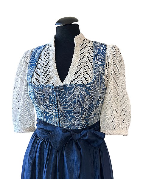 Modernes Midi-Dirndl in Jeansoptik mit feinem Blättermuster und passender Schürze