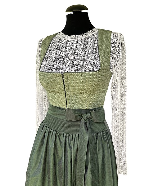 Modernes, stilvolles Dirndl in verschiedenen Grüntönen