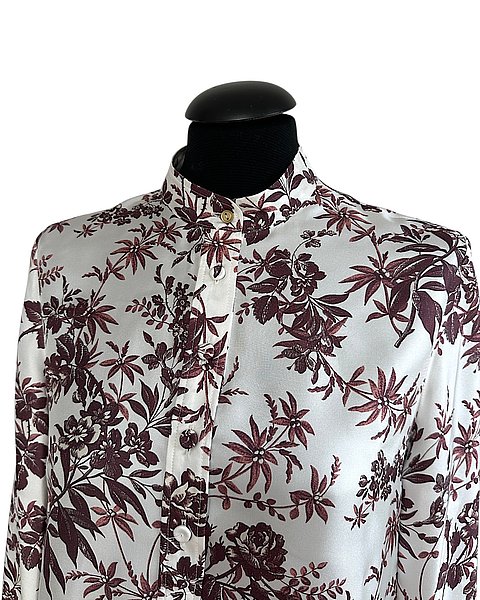 Seidenbluse in weiß mit floralem Muster in burgundrot