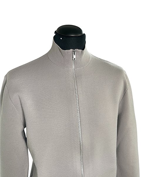 Zeitlose Strickjacke mit hohem Stehkragen, grau 