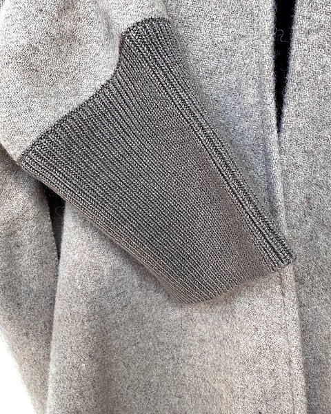 Wunderschöner Poncho mit Fransen, taupe 