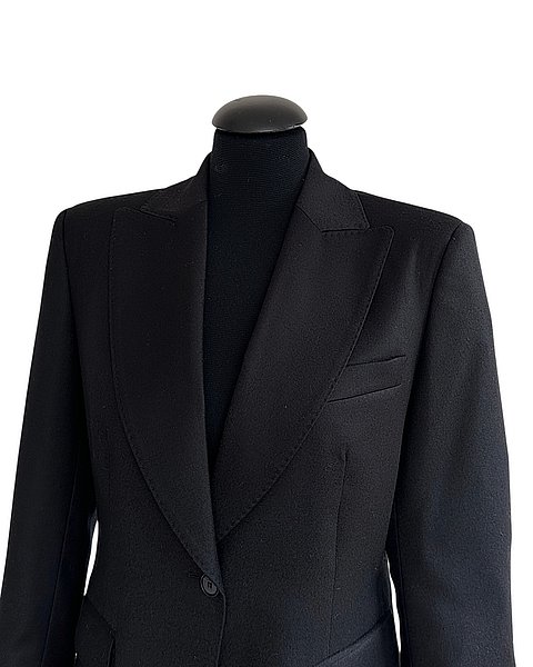 Elegant, figure-hugging blazer, black 