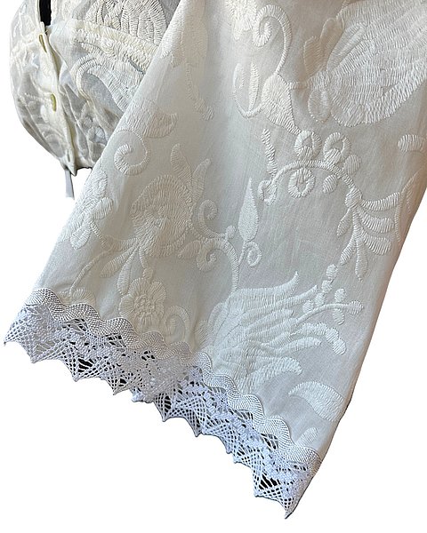 Wunderschöne Dirndlbluse mit 3/4 Arm und edlen Spitzendetails
