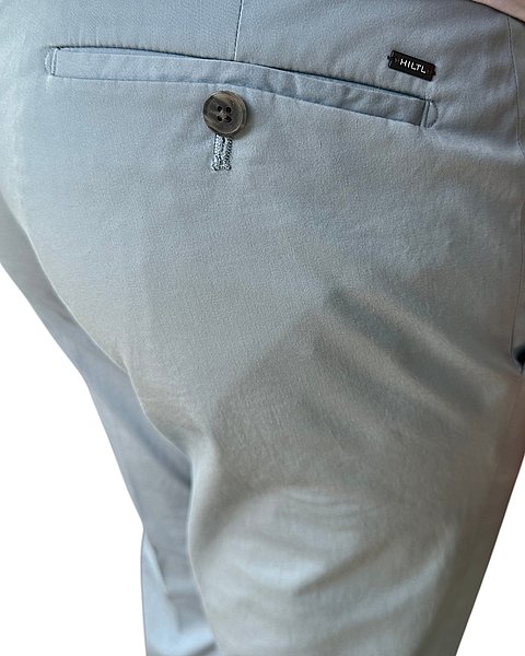 Chino alla moda in azzurro chiaro