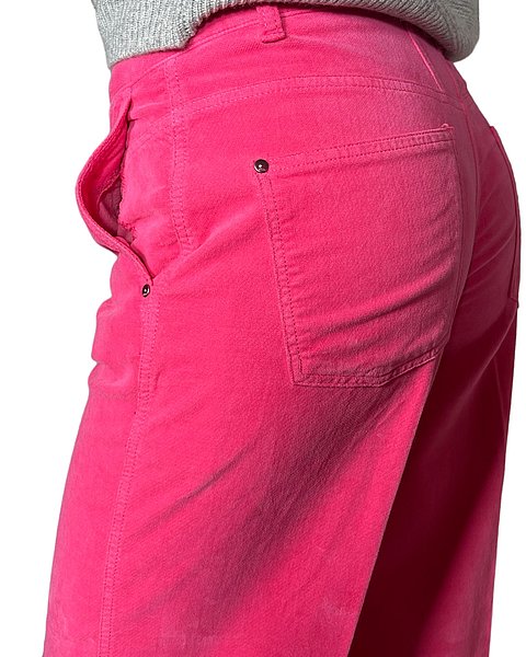 Pinke Samthose mit breitem Bein