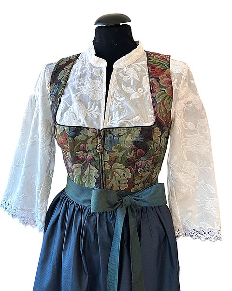Romantisches Dirndl mit Allover-Blumen und passender Schürze