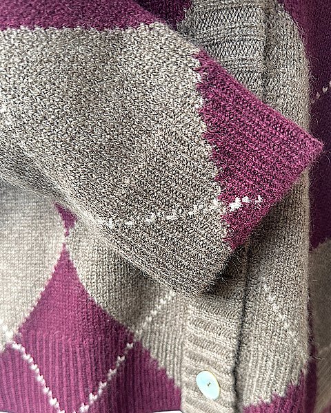 Raffinato cardigan in cashmere a motivi geometrici, bordeaux e nocciola 