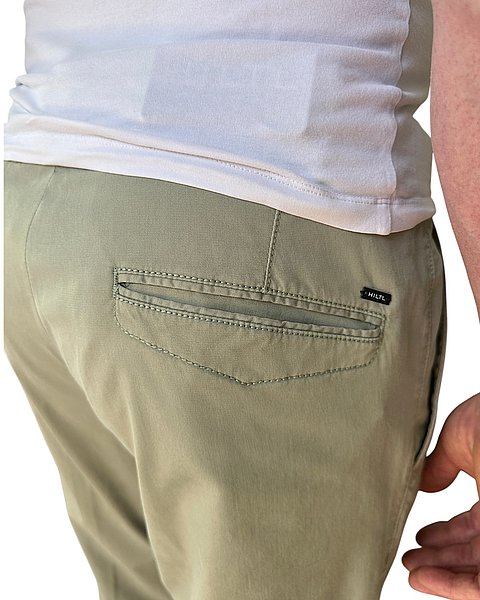 Chino alla moda in verde oliva chiaro 