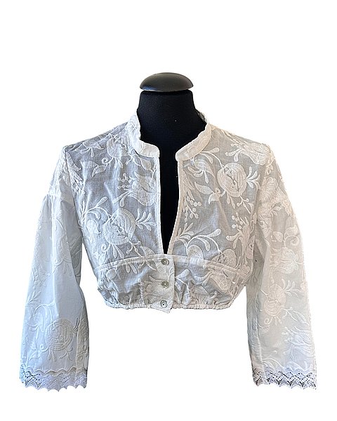 Wunderschöne Dirndlbluse mit 3/4 Arm und edlen Spitzendetails