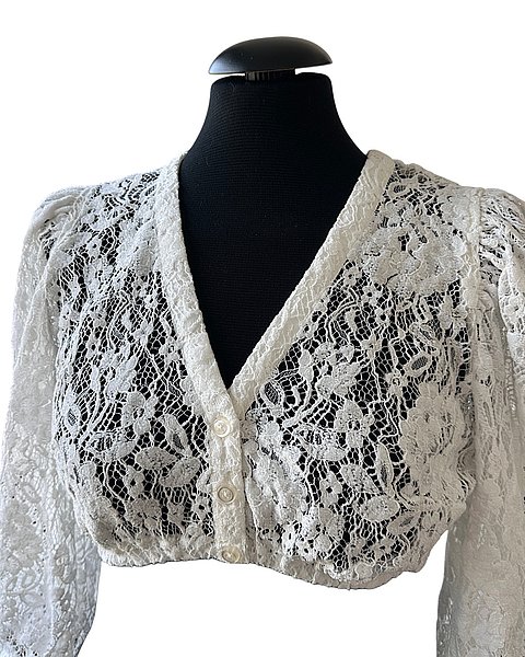 Weiße 3/4 Arm- Dirndlbluse in romantischer Allover-Spitze