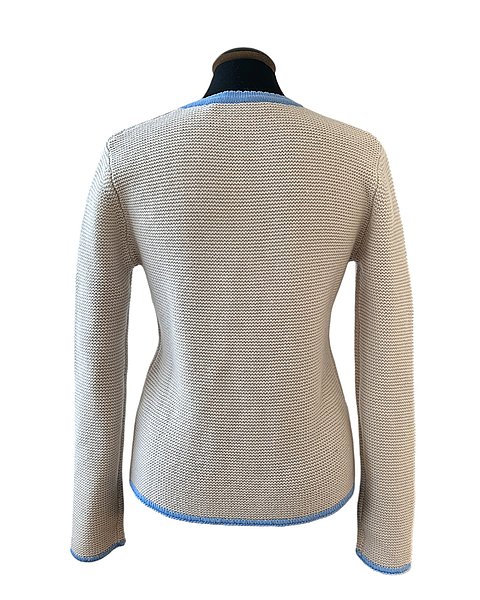 Trachten-Strickjacke in creme und hellblau