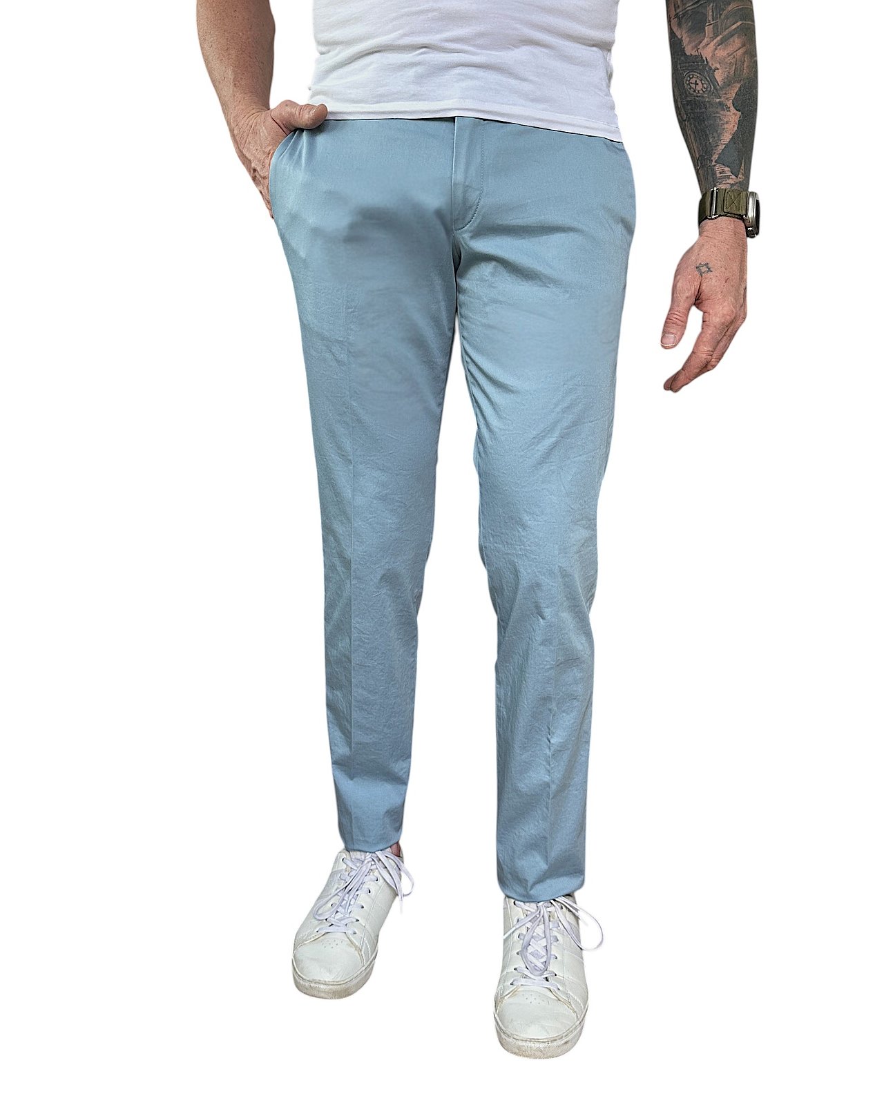 Chino alla moda in azzurro chiaro