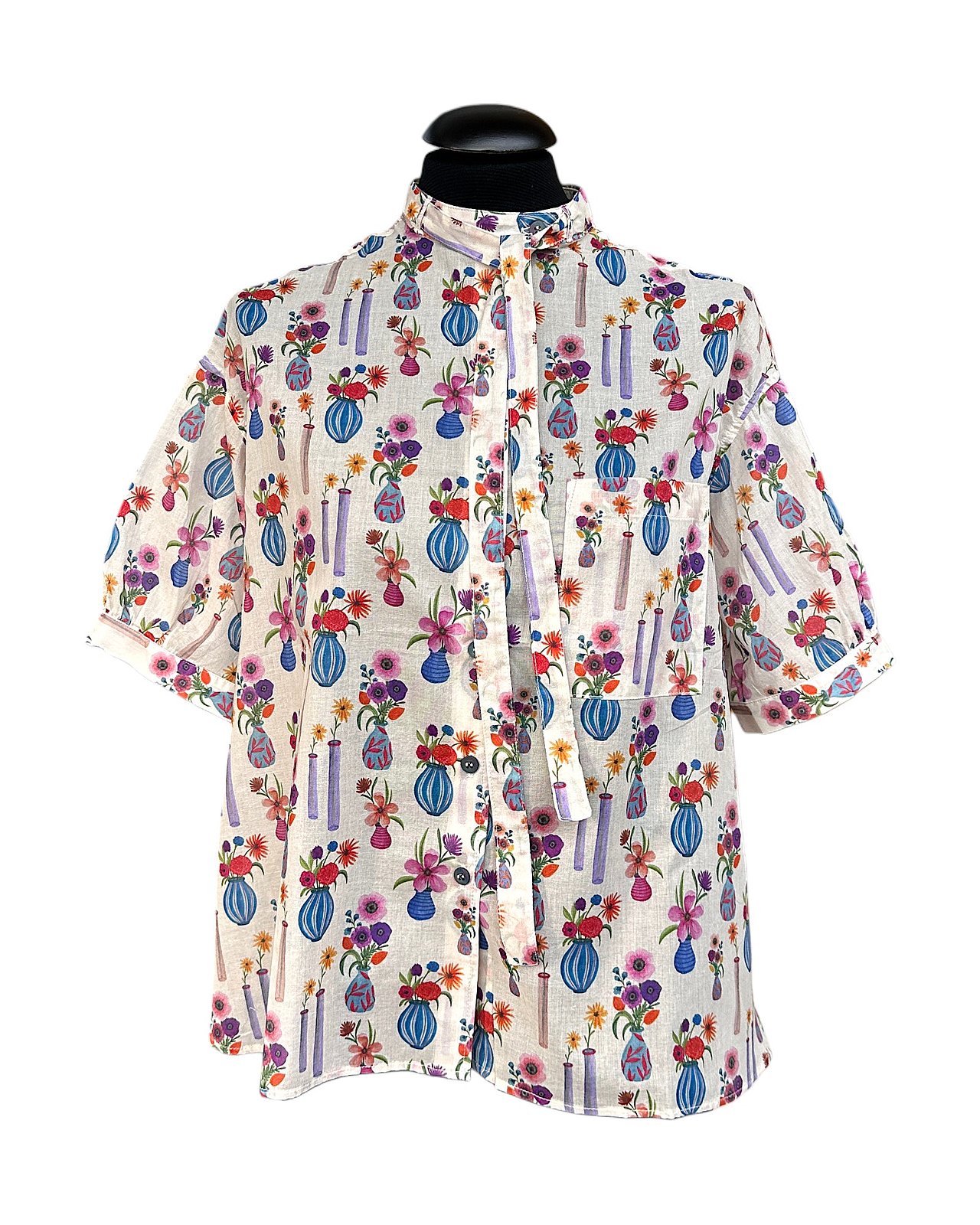 Bluse in Creme mit Blumenvasen-Print & Stehkragen mit Bindeband