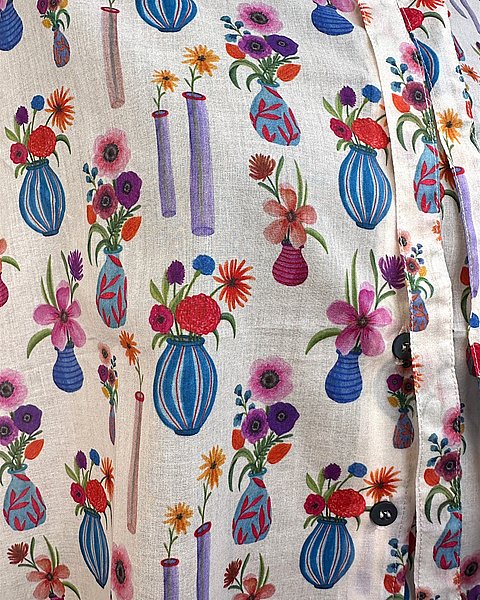Bluse in Creme mit Blumenvasen-Print & Stehkragen mit Bindeband