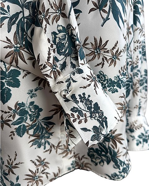 Seidenbluse in weiß mit floralem Allover-Muster in petrol/braun