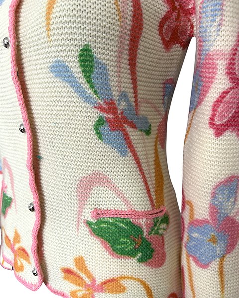 Modische Strickjacke in Creme mit floralem Muster